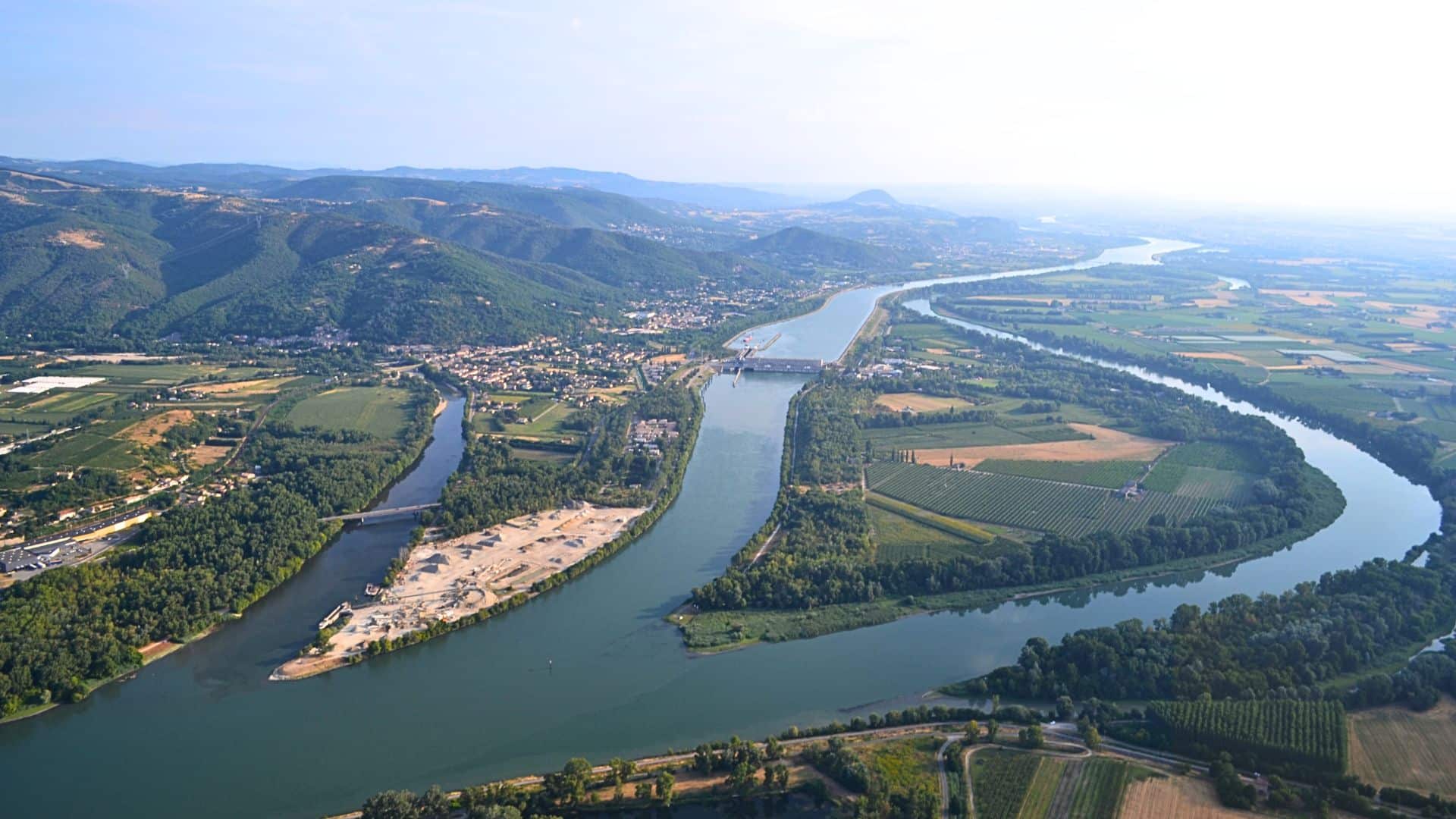 Réflexion critique sur la reconnaissance de la personnalité juridique du Rhône